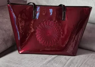Borsa a spalla grande in vernice borgogna elegante