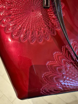 Borsa a spalla grande in vernice borgogna elegante