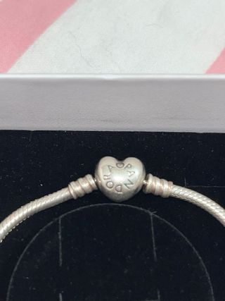 Pulsera Pandora con charm Love