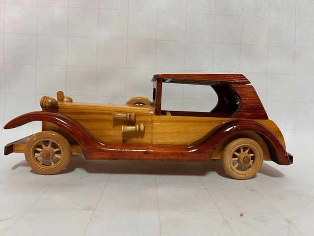 Vecchia auto giocattolo in legno