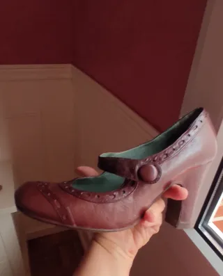 Zapatos granates de piel con tacón