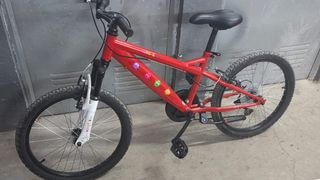 Bicicleta infantil roja MONSTER Con casco.