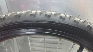 Bicicleta infantil roja MONSTER Con casco.