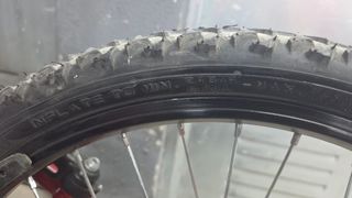 Bicicleta infantil roja MONSTER Con casco.