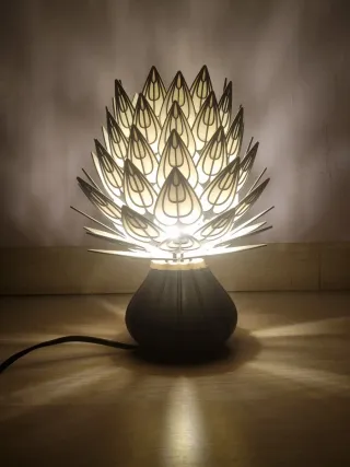 Lámpara de mesa diseño flor de loto.