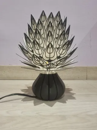 Lámpara de mesa diseño flor de loto.