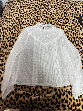 Blusa blanca con encaje