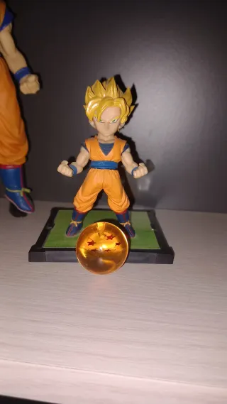 Figura Goku Super Saiyan Niño + bola del dragón 5