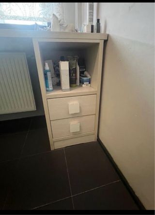 Habitación juvenil litera y escritorio.