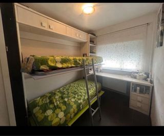 Habitación juvenil litera y escritorio.