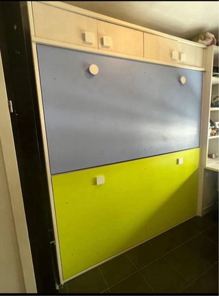 Habitación juvenil litera y escritorio.