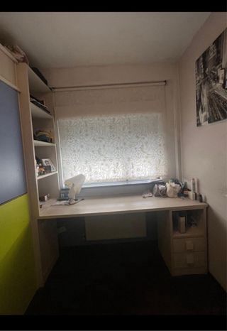 Habitación juvenil litera y escritorio.