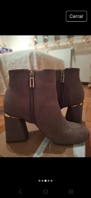 Botines marrones con detalle dorado