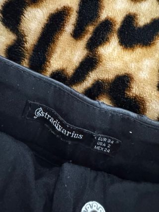 Falda de cuero negra con cremallera