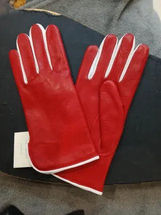 Guantes de Piel Rojos con Detalles Blancos