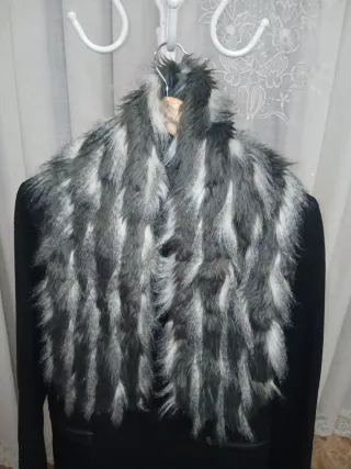 Cuello pelo sintético gris y blanco