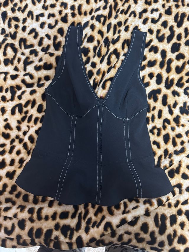 Top negro con costuras blancas