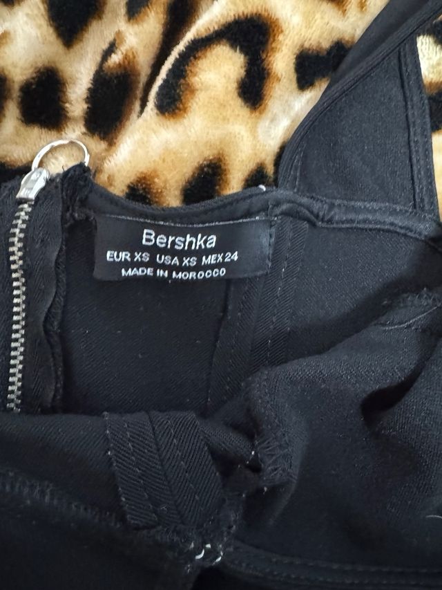 Top negro con costuras blancas