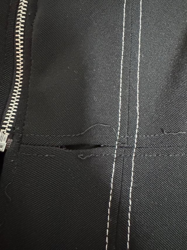 Top negro con costuras blancas