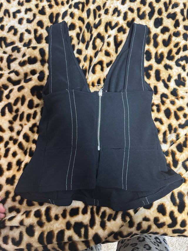 Top negro con costuras blancas