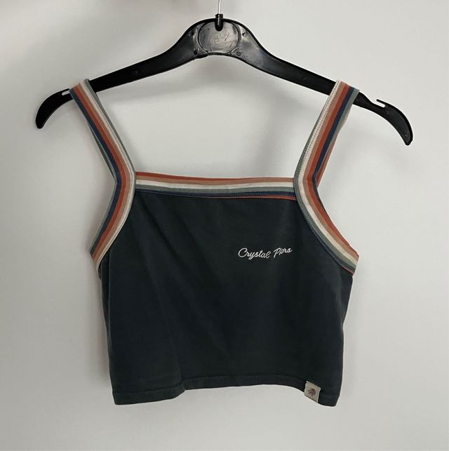 Top corto con ribete multicolor