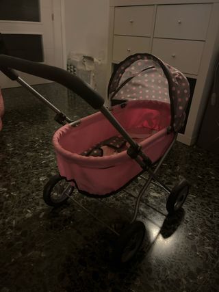Carrito de bebé rosa con lunares