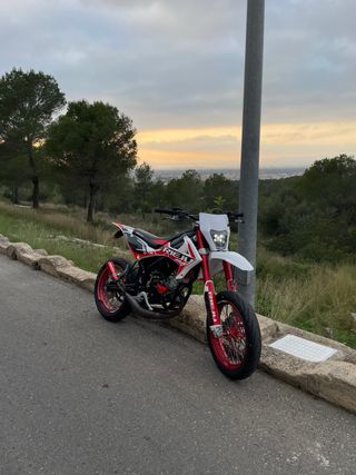 Moto Rieju 49cc Supermotard Roja
