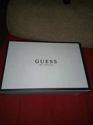 Sandalias Guess Blancas y Doradas