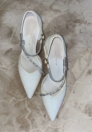 Zapatos de tacón blancos brillo