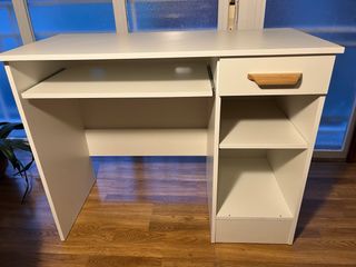 Mesa de estudio blanca con cajón