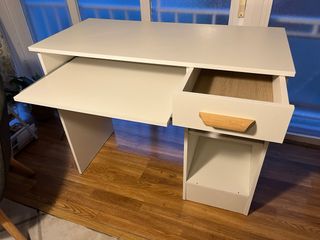 Mesa de estudio blanca con cajón