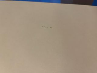 Mesa de estudio blanca con cajón