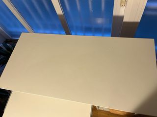 Mesa de estudio blanca con cajón