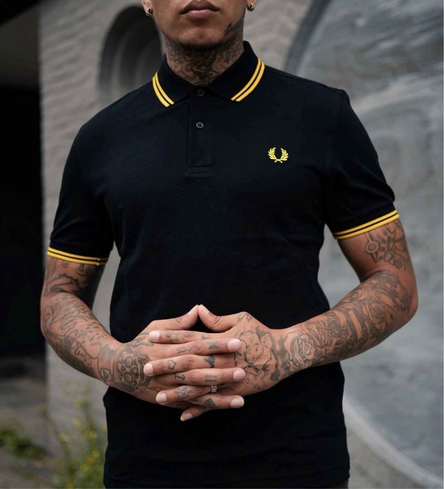 Polo Fred Perry Negro y Amarillo Manga Corta