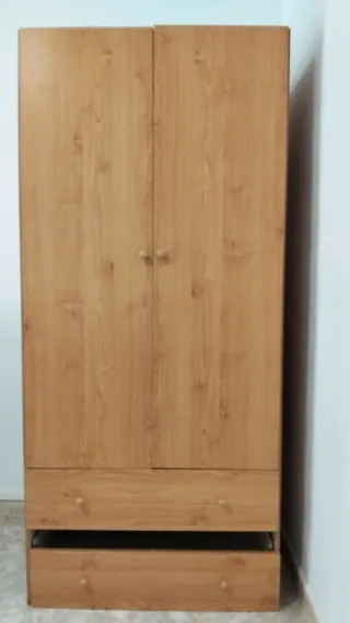 Armario/ropero de madera con perchero y cajoneras.