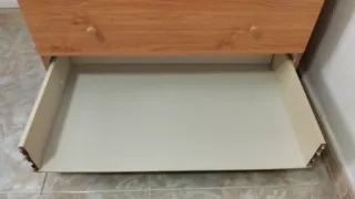 Armario/ropero de madera con perchero y cajoneras.