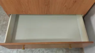 Armario/ropero de madera con perchero y cajoneras.