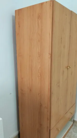 Armario/ropero de madera con perchero y cajoneras.