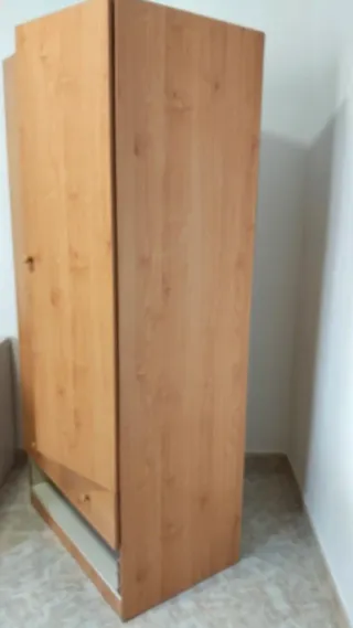 Armario/ropero de madera con perchero y cajoneras.