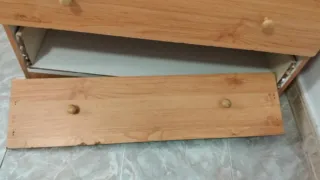 Armario/ropero de madera con perchero y cajoneras.