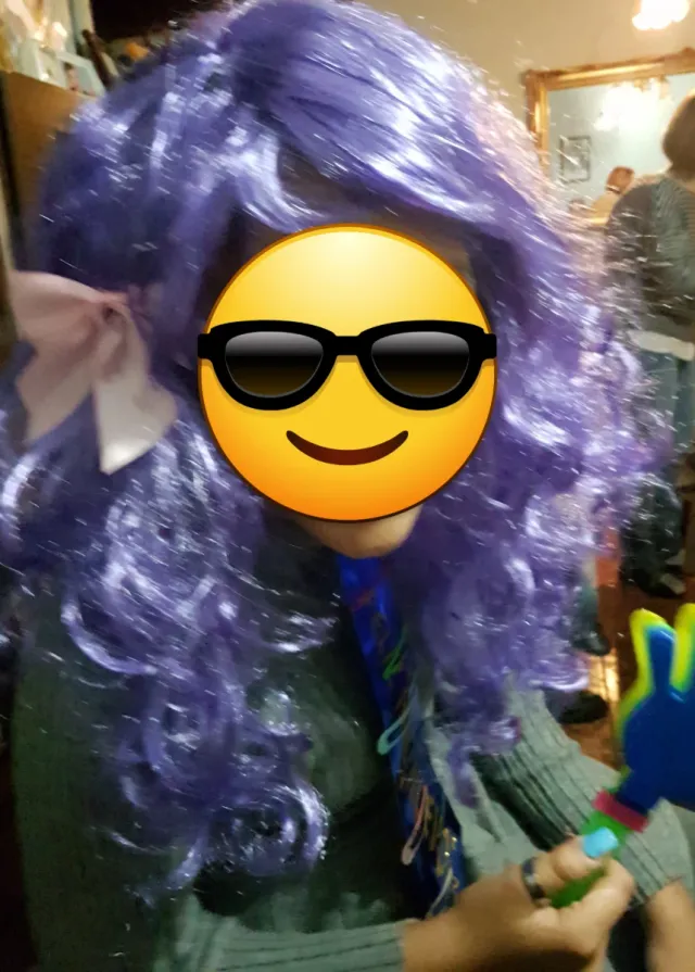 Peluca Morada con Lazo Rosa