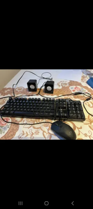 Tastiera e mouse da gioco con altoparlanti