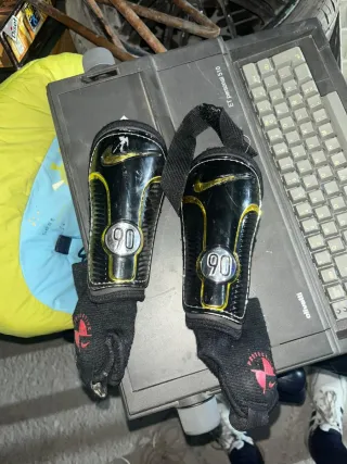 Espinilleras Nike 90