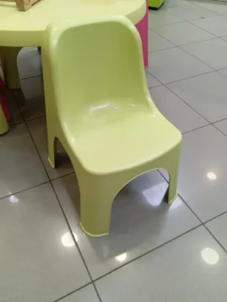 Mesa infantil con 4 sillas mas un juguete