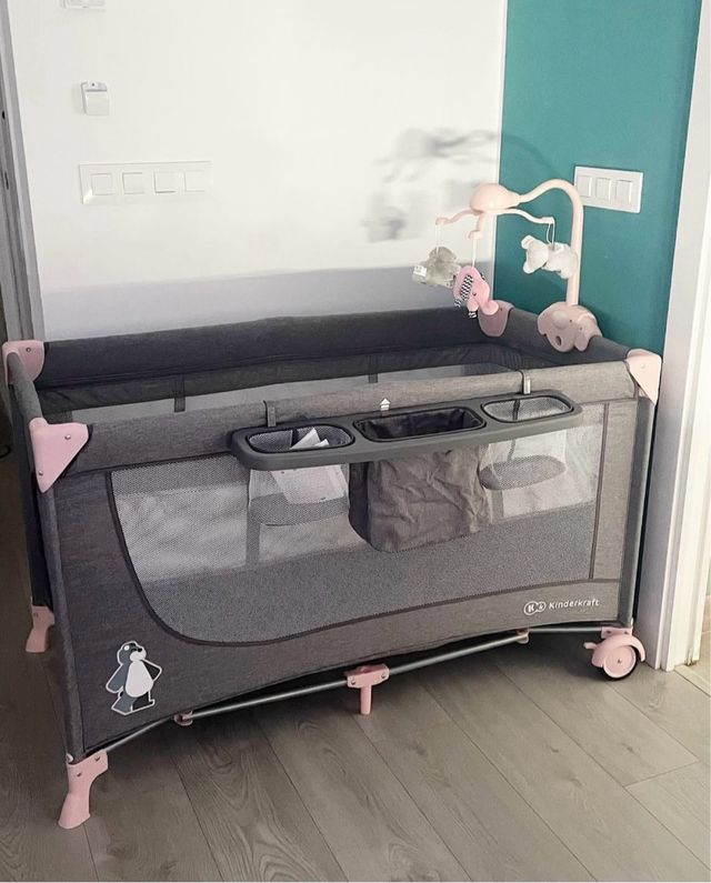 Parque cuna gris con detalles rosas