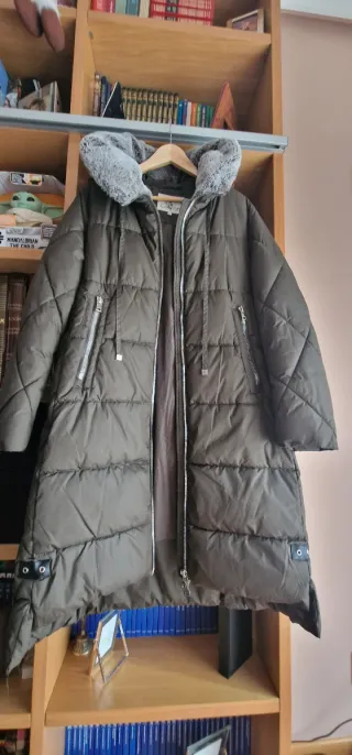 Plumas verde oliva con capucha