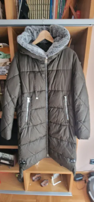 Plumas verde oliva con capucha