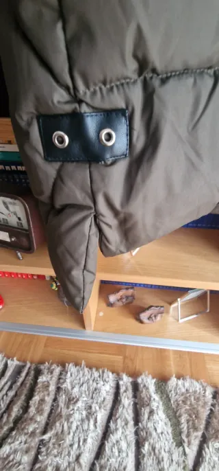 Plumas verde oliva con capucha