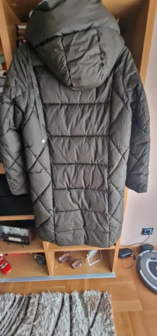 Plumas verde oliva con capucha