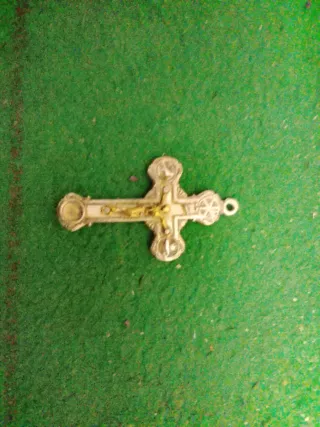 Crucifijo de plata con detalles dorados